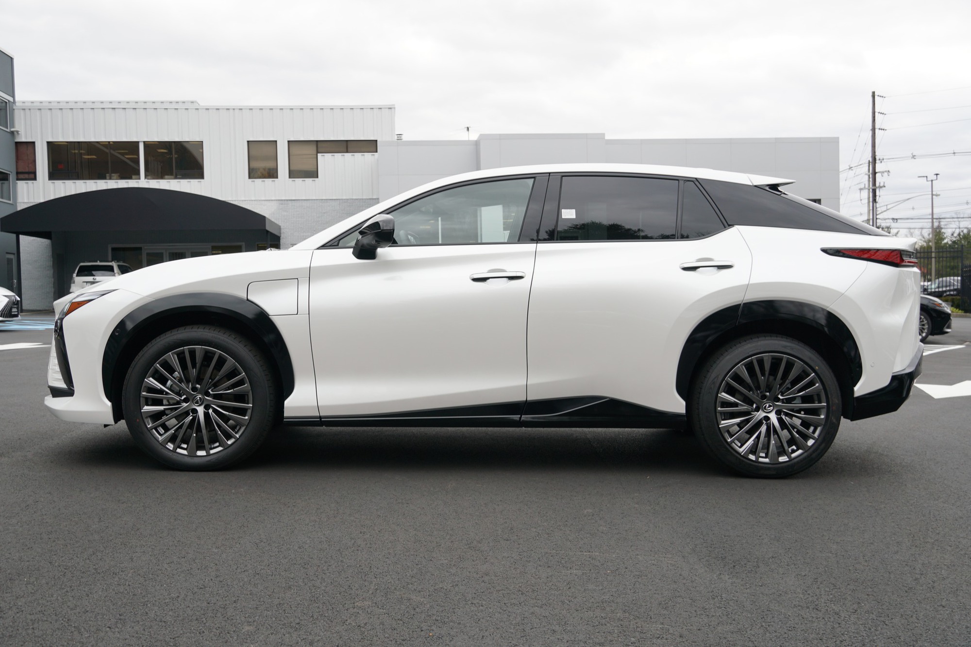 Lexus đăng ký RZ tại Việt Nam: Xe sang chạy điện chung dáng RX, đi tối đa 450 km, ngang cỡ Mercedes EQE SUV - Ảnh 3