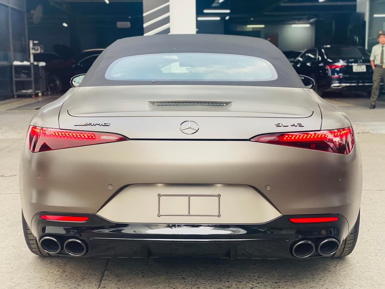 Mercedes-AMG SL 43 giá gần 7 tỷ về đại lý: Cũng máy 2.0L như Lux A2.0 nhưng mạnh gần 400 mã lực, đấu Porsche 911 - Ảnh 3