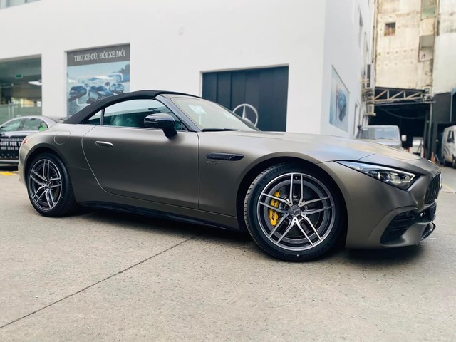 Mercedes-AMG SL 43 giá gần 7 tỷ về đại lý: Cũng máy 2.0L như Lux A2.0 nhưng mạnh gần 400 mã lực, đấu Porsche 911 - Ảnh 1