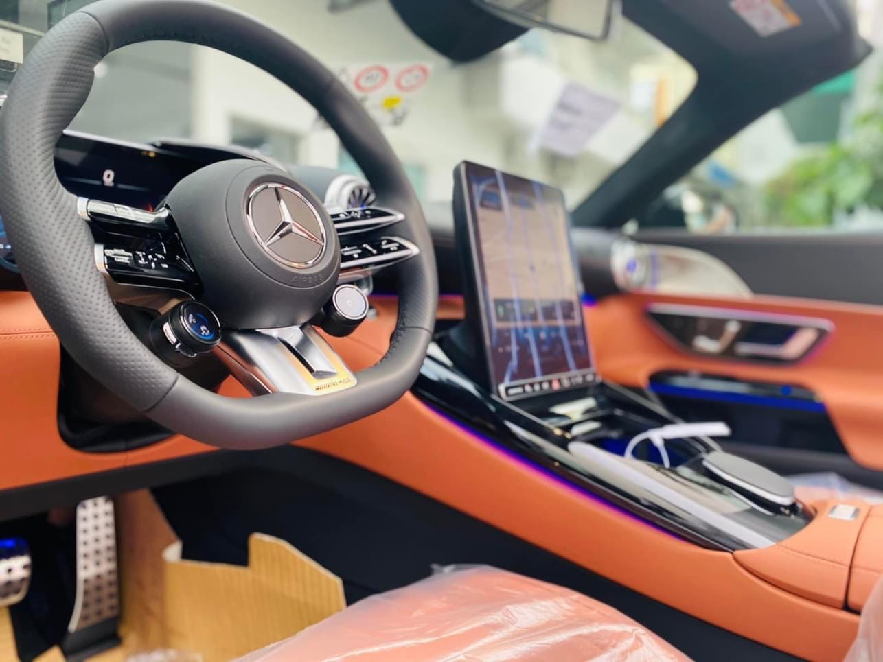 Mercedes-AMG SL 43 giá gần 7 tỷ về đại lý: Cũng máy 2.0L như Lux A2.0 nhưng mạnh gần 400 mã lực, đấu Porsche 911 - Ảnh 6