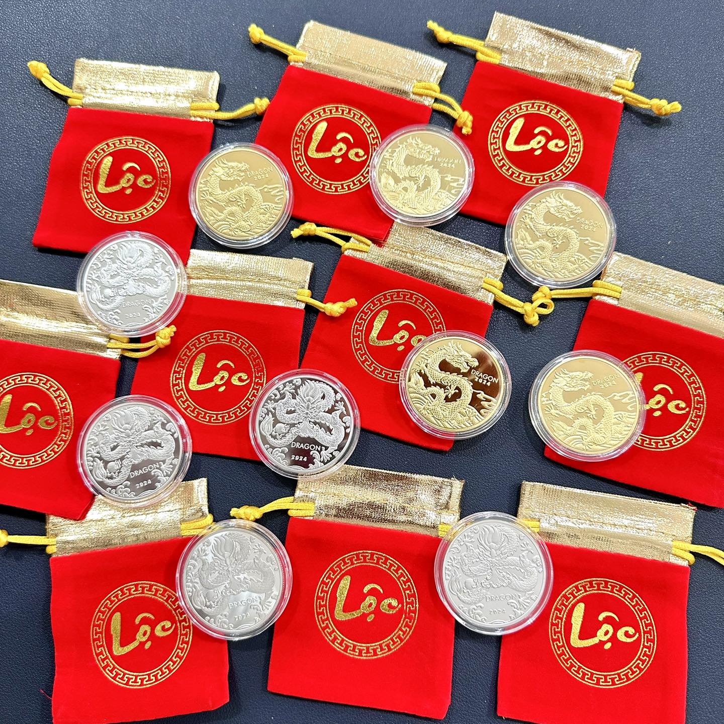 Chi tiền triệu mua tiền lưu niệm, tiền mạ vàng hình rồng để lì xì - Ảnh 1