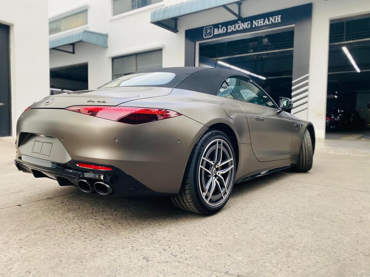 Mercedes-AMG SL 43 giá gần 7 tỷ về đại lý: Cũng máy 2.0L như Lux A2.0 nhưng mạnh gần 400 mã lực, đấu Porsche 911 - Ảnh 2