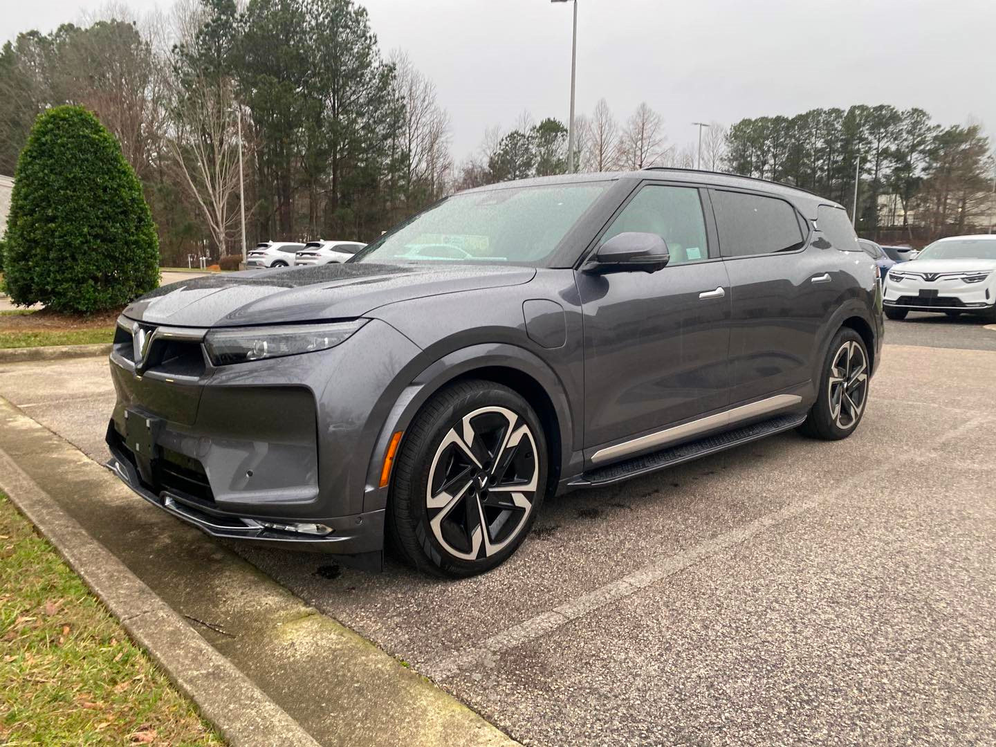 VinFast VF 9 cập bến đại lý, sắp tới tay khách hàng Mỹ - Ảnh 1