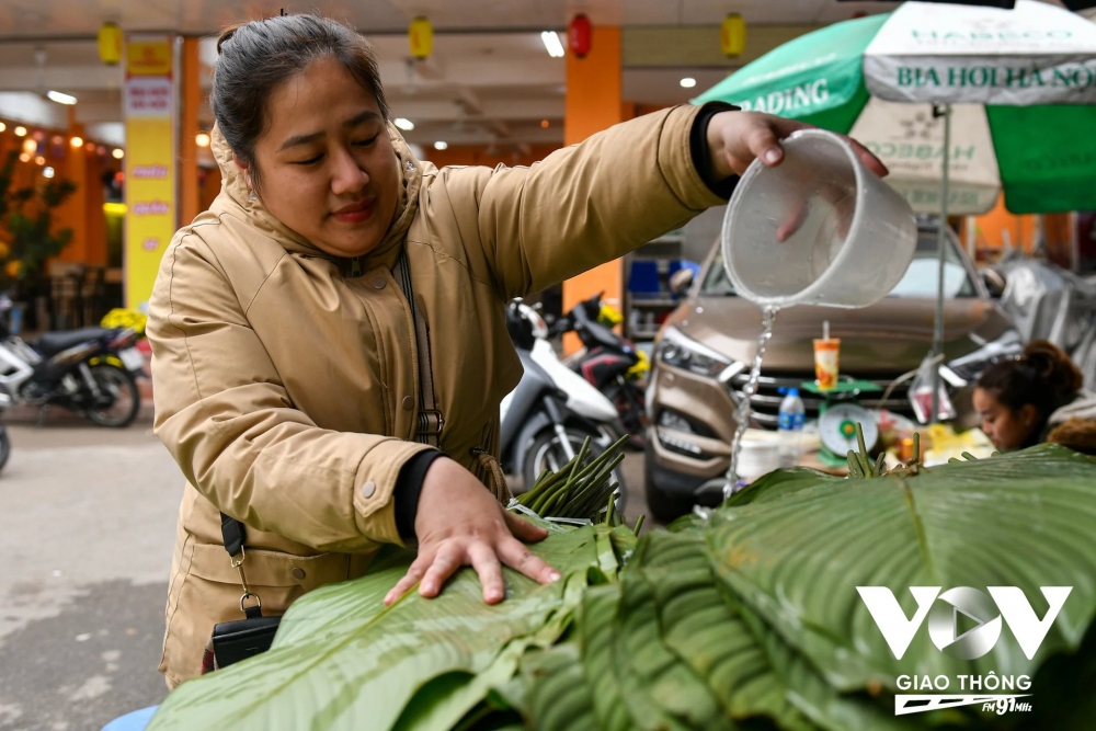 Nhộn nhịp chợ lá dong những ngày cận Tết - Ảnh 12