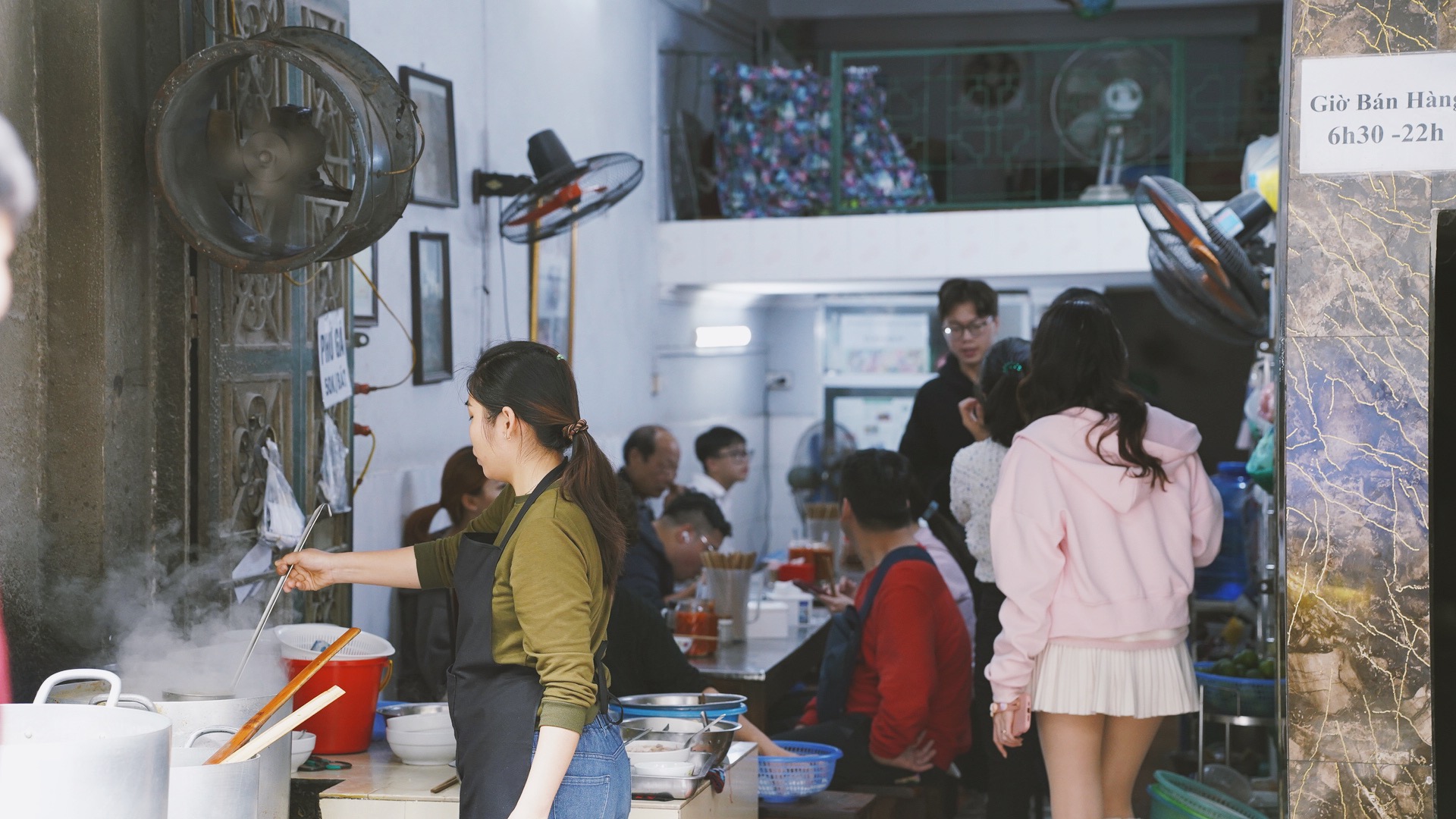 Phở Lâm (Hà Nội) đông nghịt khách sau drama, nhiều bạn trẻ phải ngậm ngùi ra về vì hết hàng - Ảnh 5