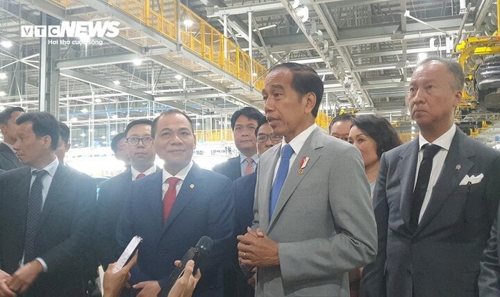 Ông Phạm Nhật Vượng lái xe chở Tổng thống Indonesia thăm nhà máy VinFast - Ảnh 4