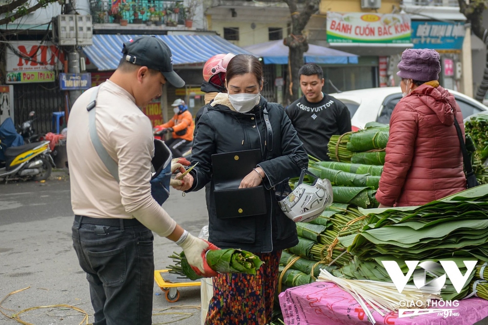 Nhộn nhịp chợ lá dong những ngày cận Tết - Ảnh 5