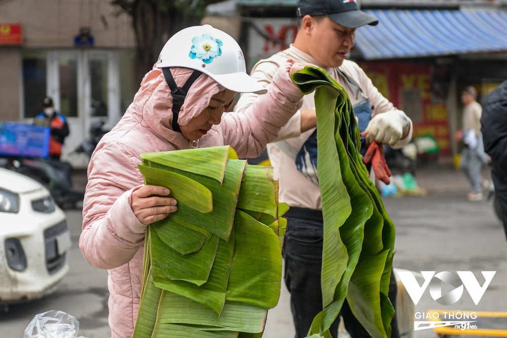 Nhộn nhịp chợ lá dong những ngày cận Tết - Ảnh 6