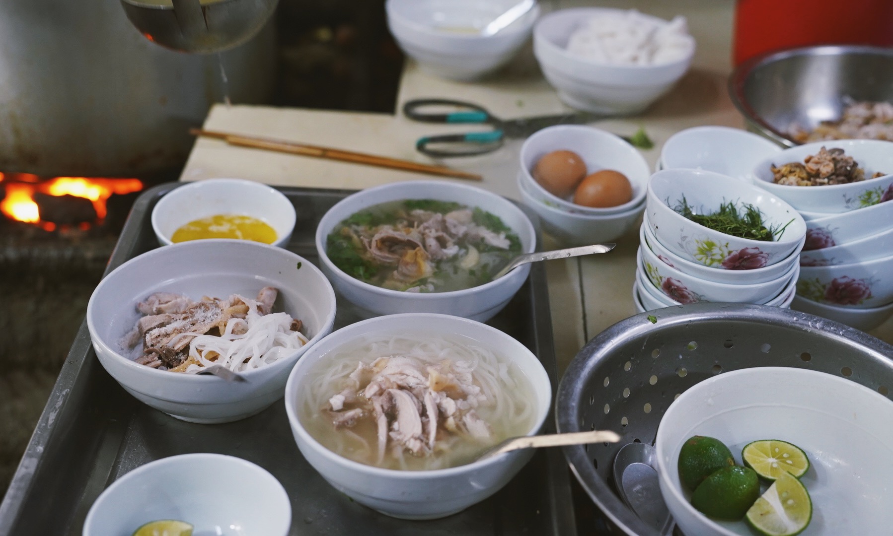 Dân mạng bất ngờ "đào" lại clip Duy Nến review phở gà Lâm: Bà chủ phản ứng thế nào khi có người quay clip? - Ảnh 8