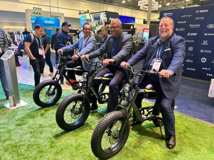 Khách Mỹ thích thú trải nghiệm xe đạp điện DrgnFly của VinFast - Ảnh 3