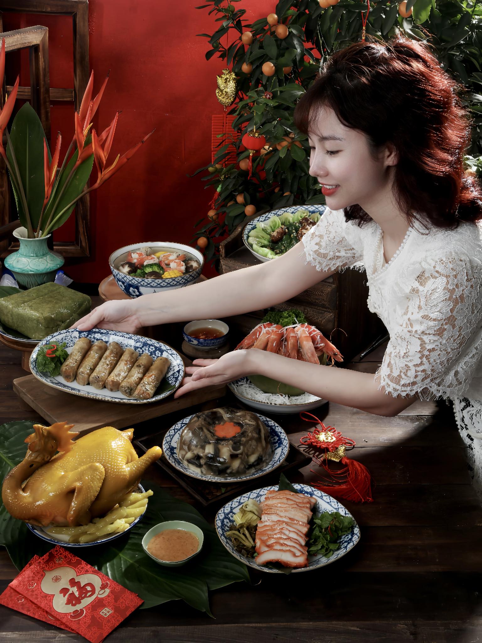 Mâm cỗ Tết giao tận nhà năm nay được săn lùng, nguyên con gà luộc, bánh chưng, canh măng đóng gói thành giỏ như quà biếu mang về - Ảnh 9