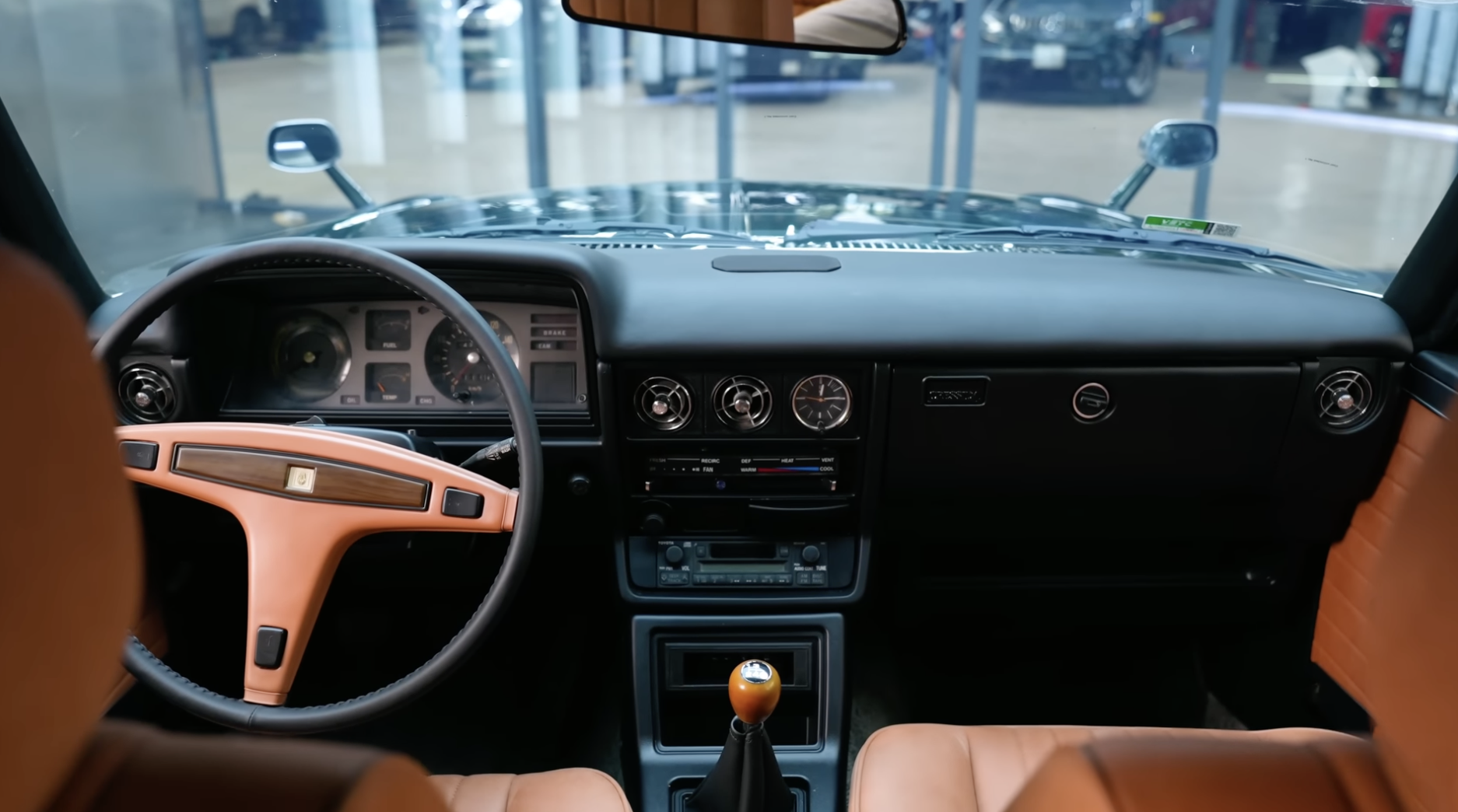 Thợ Việt ‘lột xác’ Toyota Cressida 45 năm tuổi chơi Tết: Toàn bộ gầm phải làm lại, sơn mất 1 tháng, nhiều chi tiết thủ công - Ảnh 4