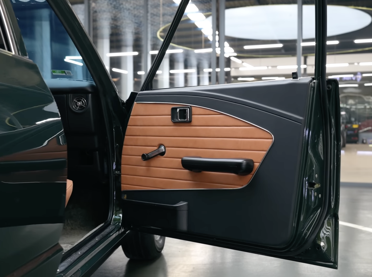 Thợ Việt ‘lột xác’ Toyota Cressida 45 năm tuổi chơi Tết: Toàn bộ gầm phải làm lại, sơn mất 1 tháng, nhiều chi tiết thủ công - Ảnh 7