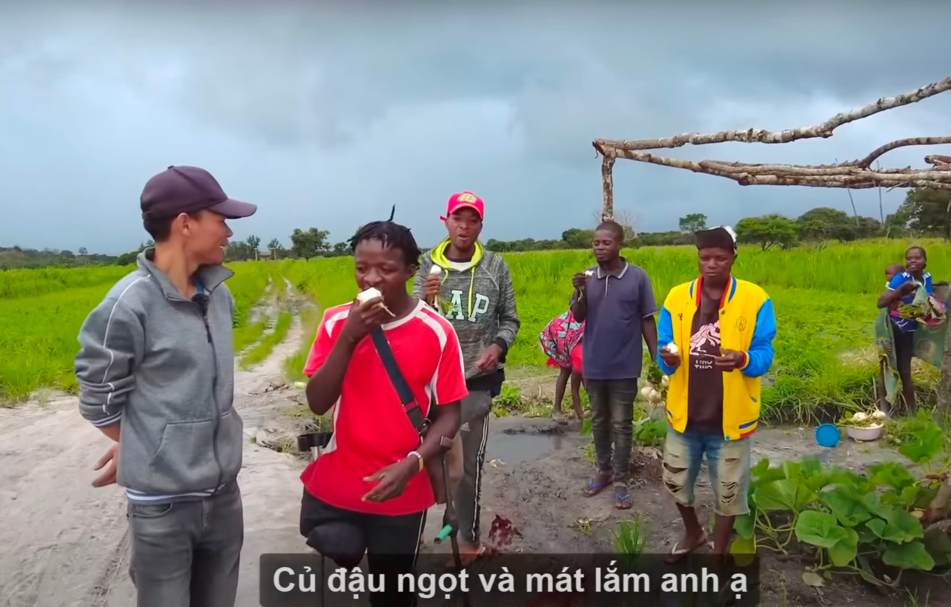 Loại củ ngọt, mát đem từ Việt Nam châu Phi trồng cho hiệu quả bất ngờ: Có củ nặng 1 kg, 2 tạ chia cho người dân ăn thử hết bay trong 1 nốt nhạc - Ảnh 3