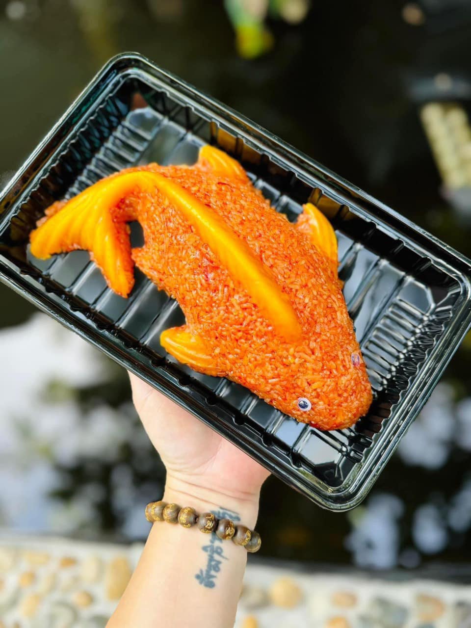 Mâm cỗ Tết giao tận nhà năm nay được săn lùng, nguyên con gà luộc, bánh chưng, canh măng đóng gói thành giỏ như quà biếu mang về - Ảnh 10