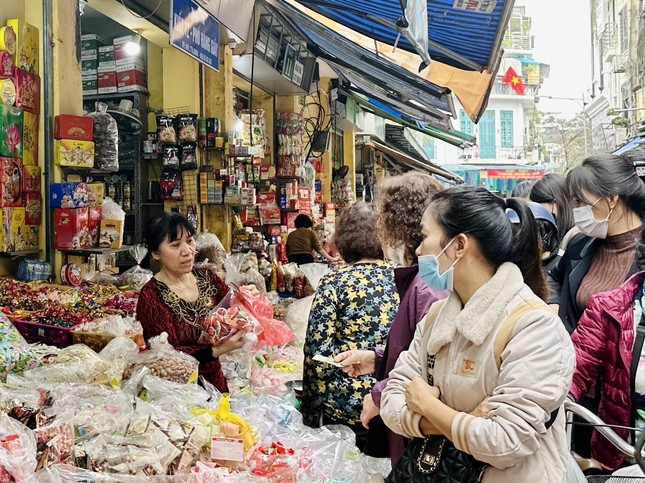 Bánh kẹo, giỏ quà Tết giá rẻ hút khách - Ảnh 1