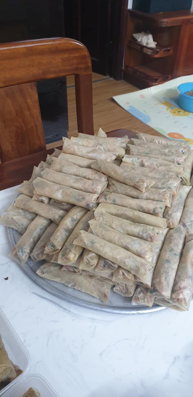 Mâm cỗ Tết giao tận nhà năm nay được săn lùng, nguyên con gà luộc, bánh chưng, canh măng đóng gói thành giỏ như quà biếu mang về - Ảnh 11