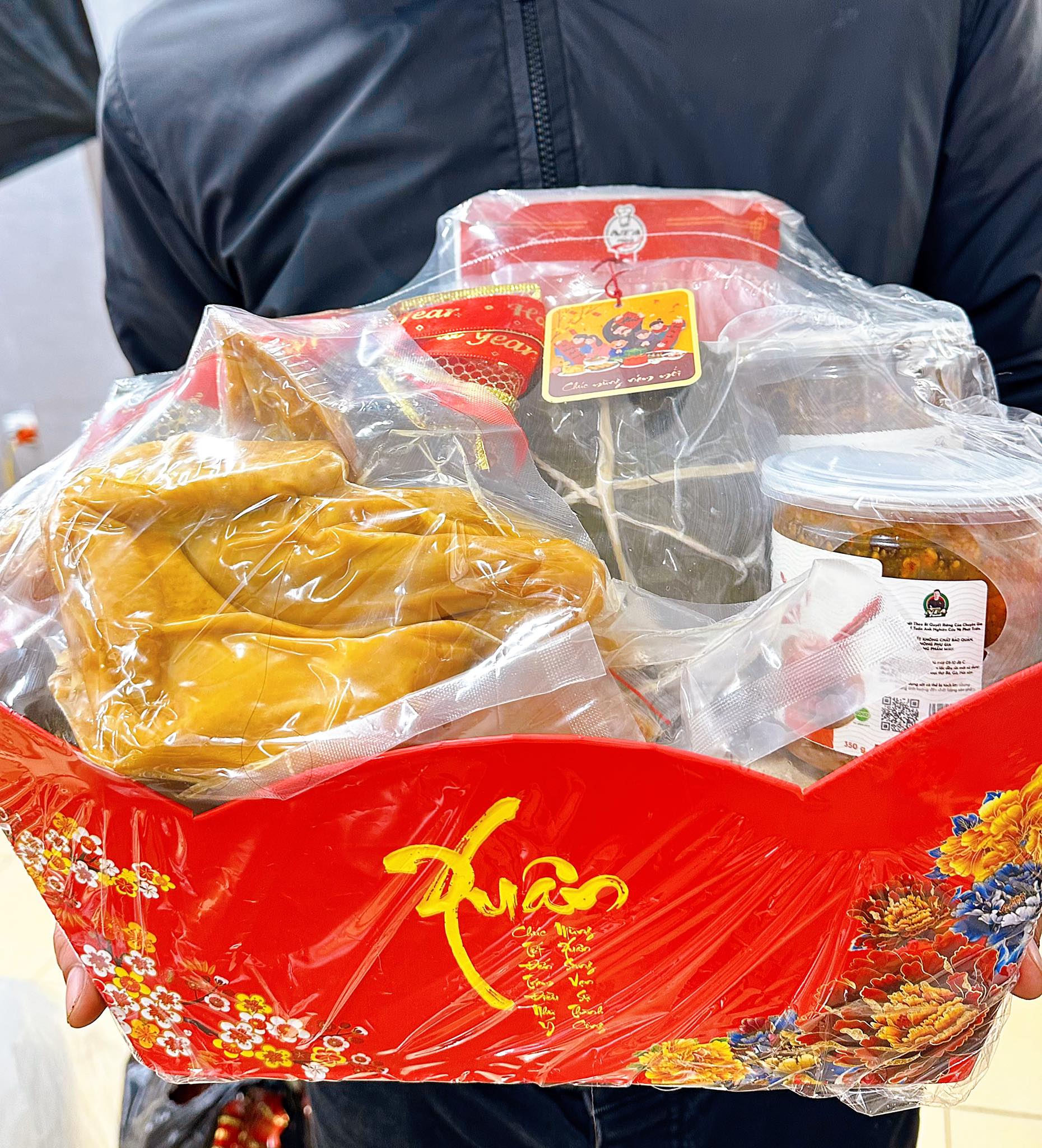 Mâm cỗ Tết giao tận nhà năm nay được săn lùng, nguyên con gà luộc, bánh chưng, canh măng đóng gói thành giỏ như quà biếu mang về - Ảnh 7