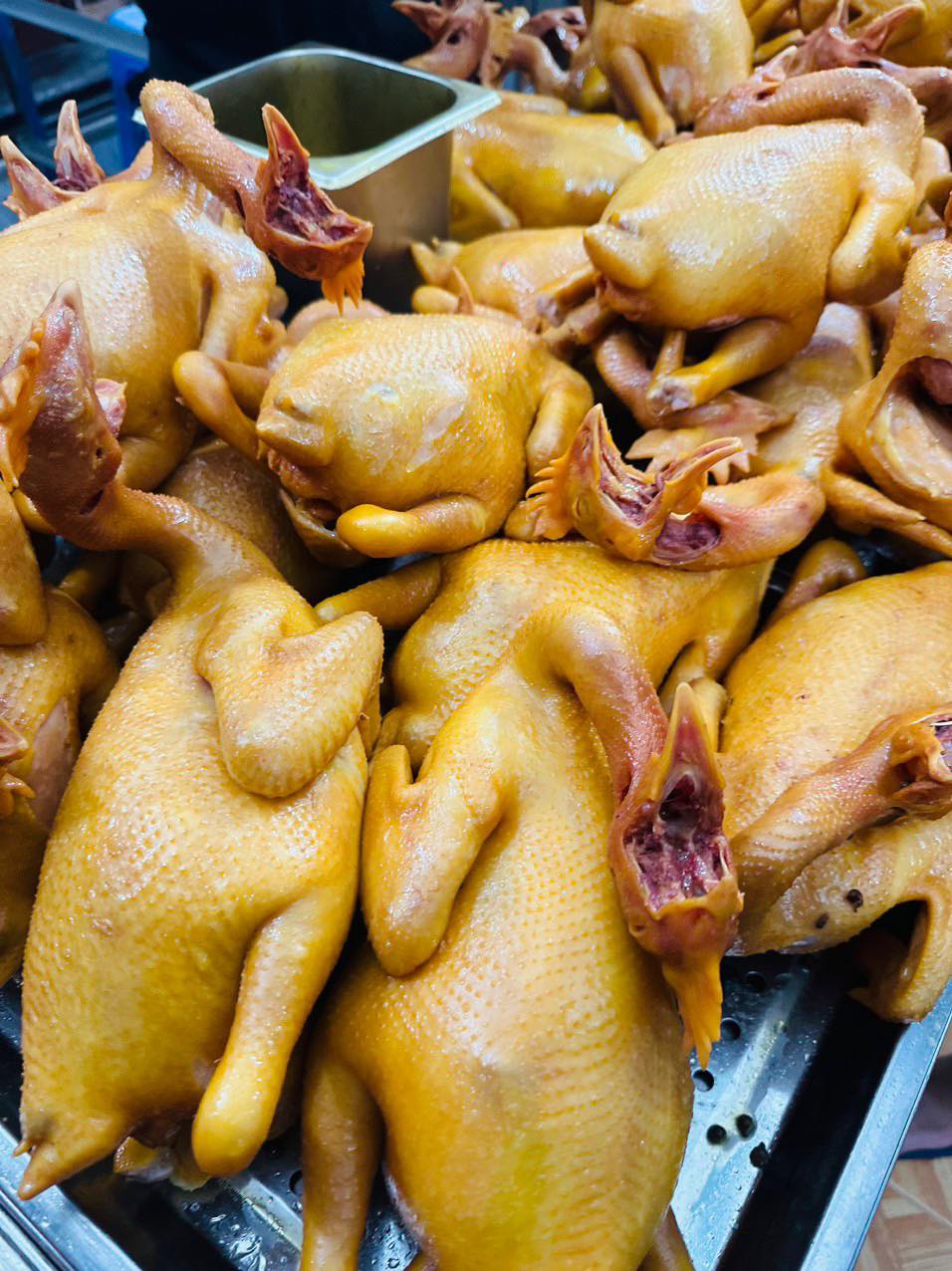 Mâm cỗ Tết giao tận nhà năm nay được săn lùng, nguyên con gà luộc, bánh chưng, canh măng đóng gói thành giỏ như quà biếu mang về - Ảnh 5