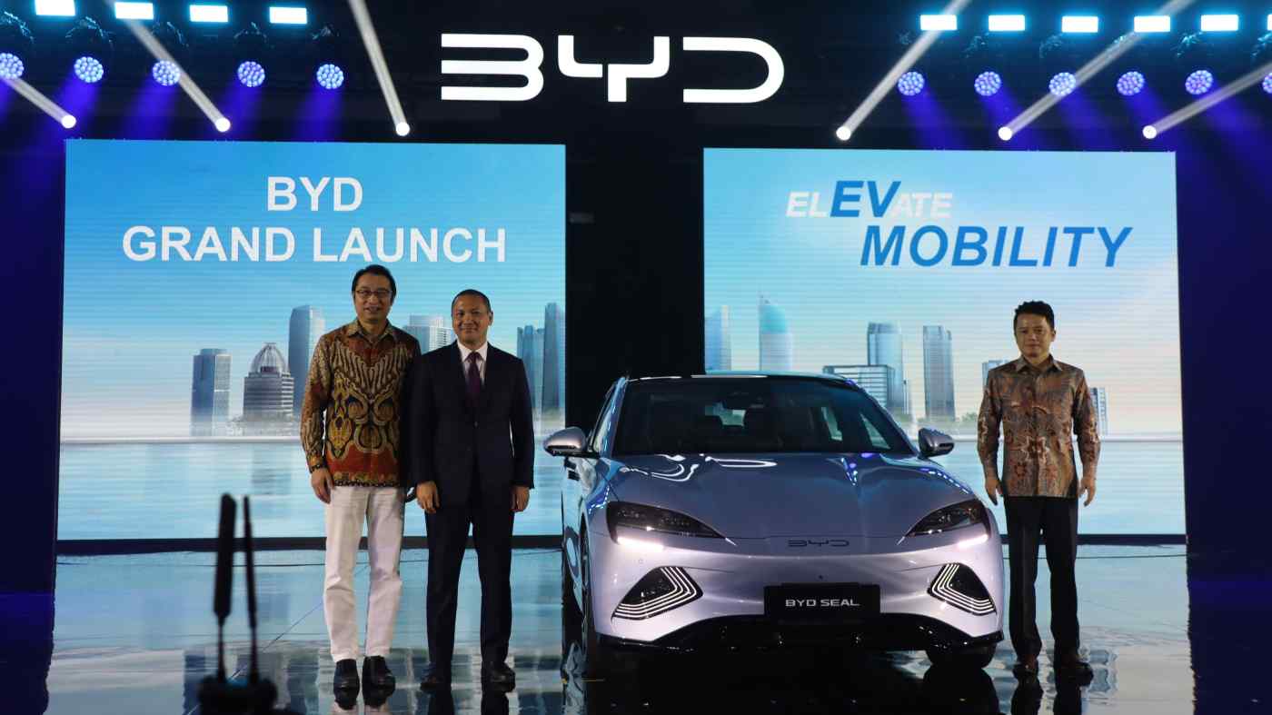 Đối thủ số 1 của VinFast tại Indonesia chính thức 'ra quân': chơi lớn giới thiệu đồng thời 3 mẫu xe điện, đối thủ cứng của VinFast VF 6 và VF 7 - Ảnh 1