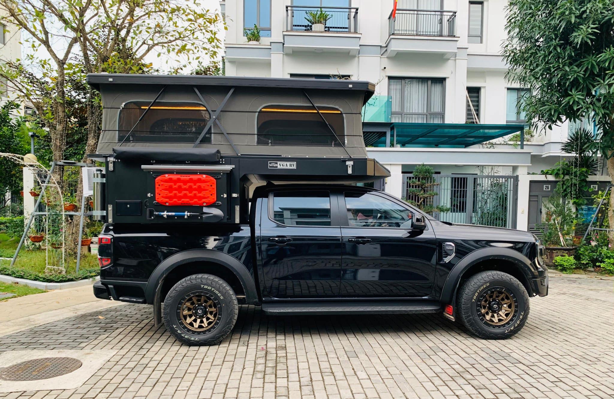 Chủ xe Ford Ranger chi hơn 300 triệu lắp nhà di động: Đủ điều hòa, tủ lạnh, bếp, sạc mặt trời, tháo lắp trong 15 phút - Ảnh 2