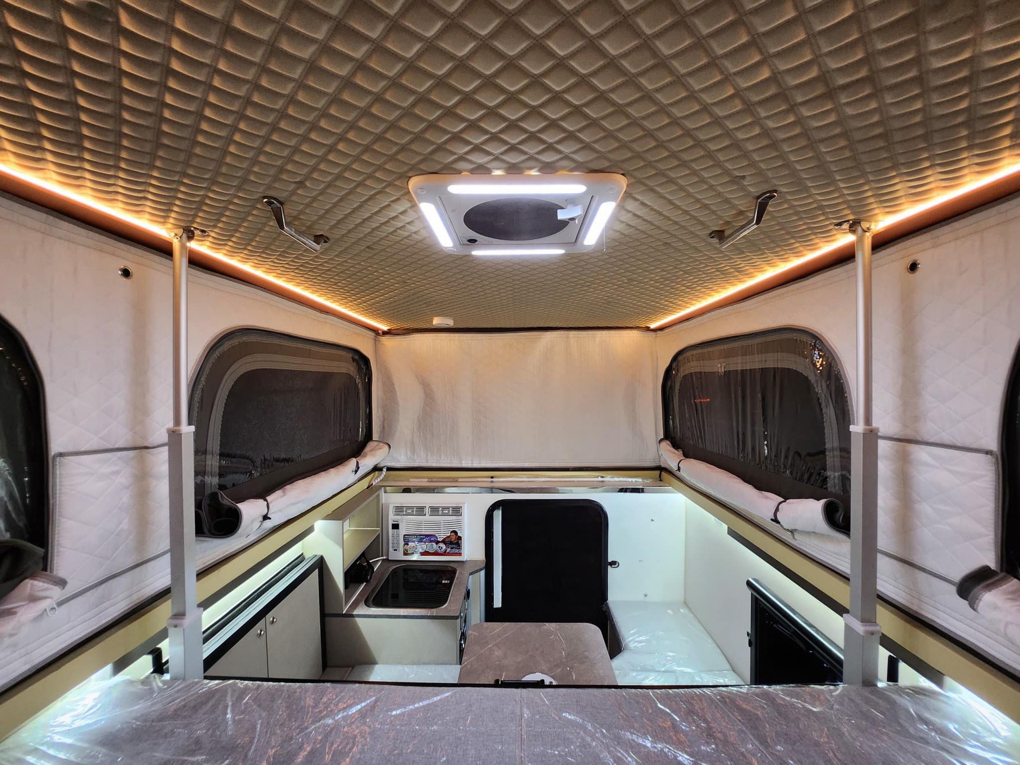 Chủ xe Ford Ranger chi hơn 300 triệu lắp nhà di động: Đủ điều hòa, tủ lạnh, bếp, sạc mặt trời, tháo lắp trong 15 phút - Ảnh 7