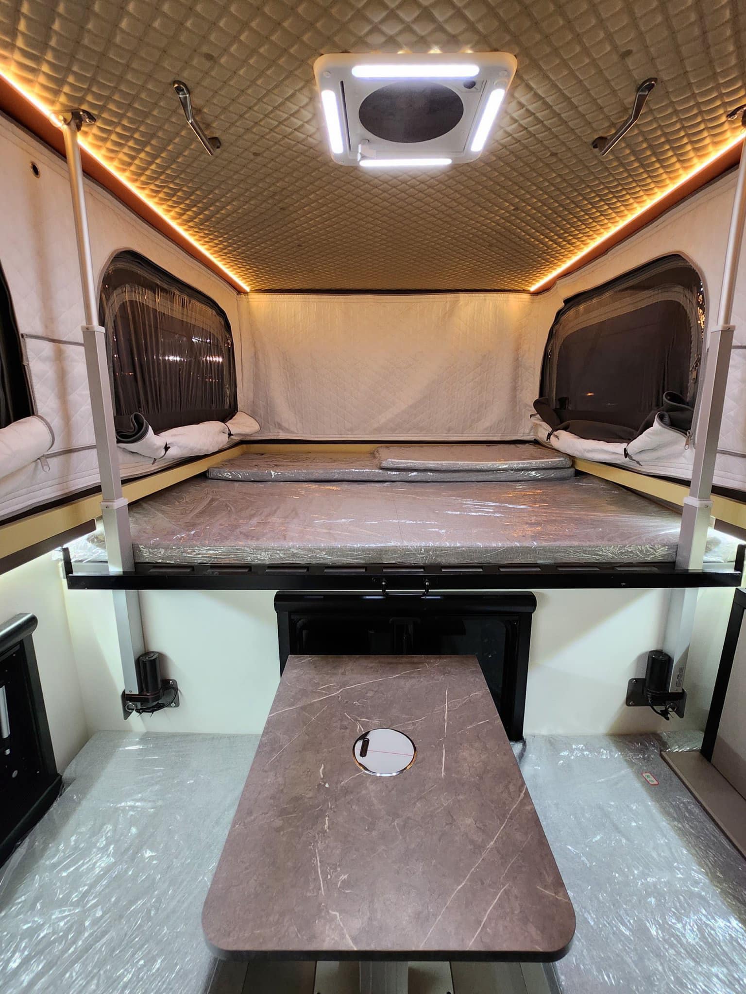 Chủ xe Ford Ranger chi hơn 300 triệu lắp nhà di động: Đủ điều hòa, tủ lạnh, bếp, sạc mặt trời, tháo lắp trong 15 phút - Ảnh 8