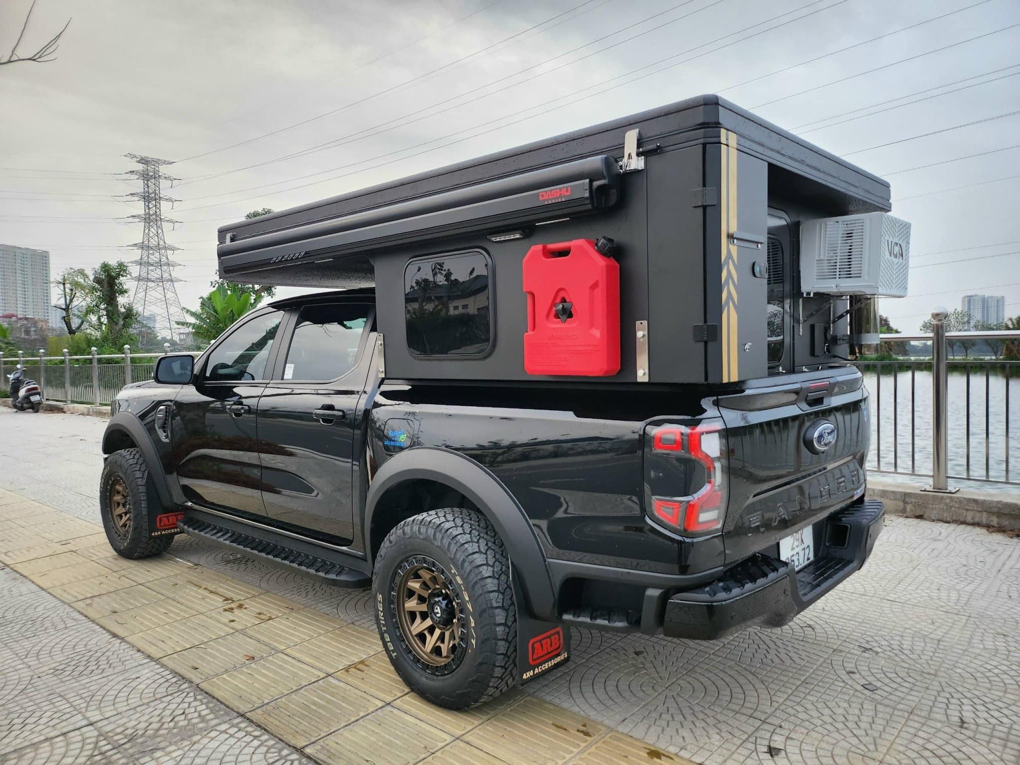 Chủ xe Ford Ranger chi hơn 300 triệu lắp nhà di động: Đủ điều hòa, tủ lạnh, bếp, sạc mặt trời, tháo lắp trong 15 phút - Ảnh 4