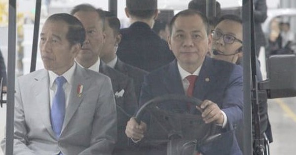 Ông Phạm Nhật Vượng lái xe chở Tổng thống Indonesia thăm nhà máy VinFast