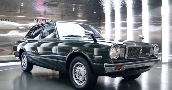 Thợ Việt ‘lột xác’ Toyota Cressida 45 năm tuổi chơi Tết: Toàn bộ gầm phải làm lại, sơn mất 1 tháng, nhiều chi tiết thủ công