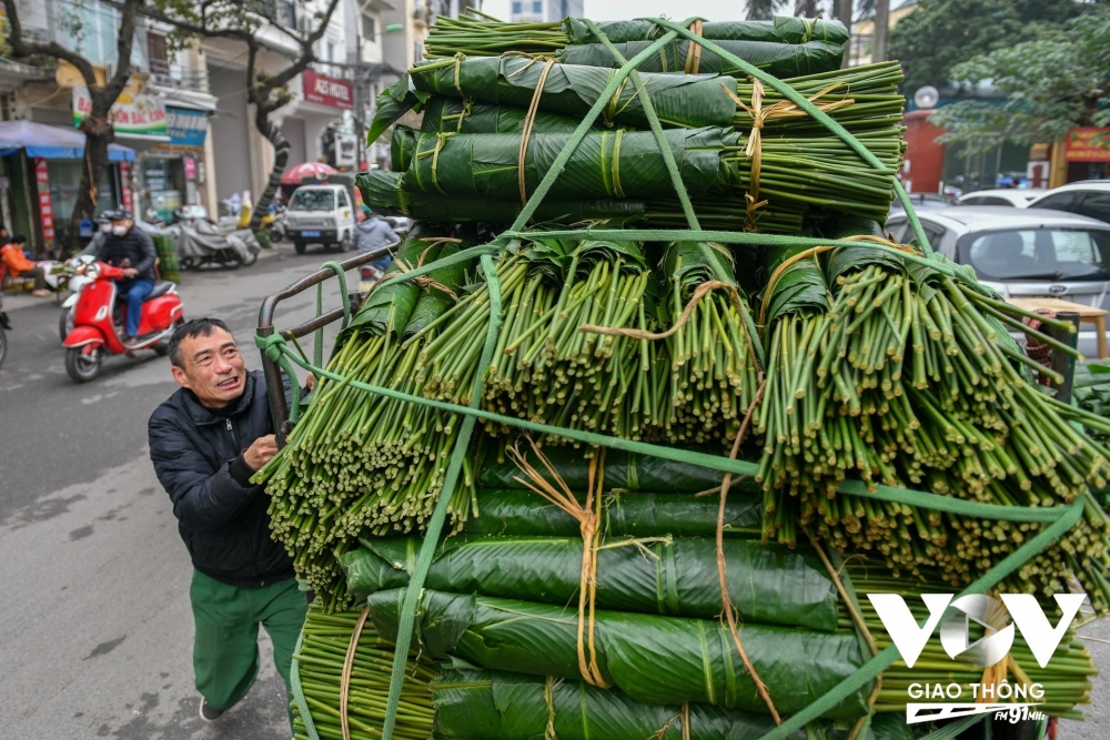 Nhộn nhịp chợ lá dong những ngày cận Tết - Ảnh 16