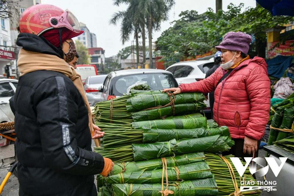 Nhộn nhịp chợ lá dong những ngày cận Tết - Ảnh 3