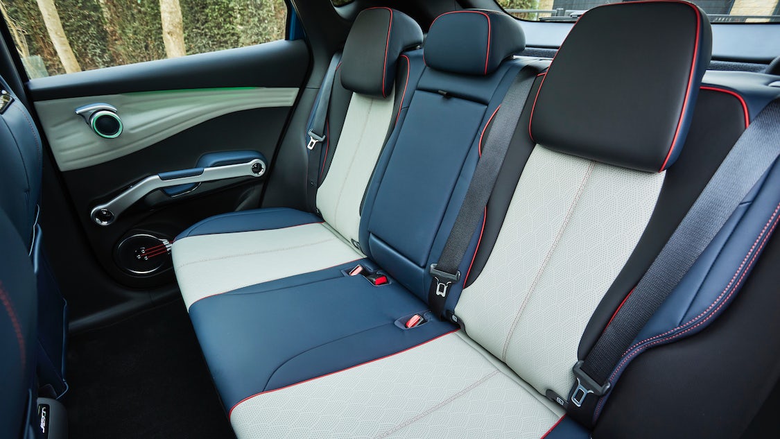 Đối thủ sừng sỏ của VF 7 khi VinFast vào Indonesia: Từ 'ông trùm' số 1 thế giới, pin bẻ gãy không cháy - Ảnh 9