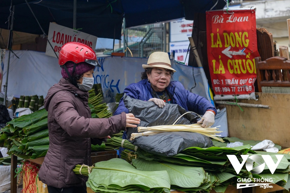 Nhộn nhịp chợ lá dong những ngày cận Tết - Ảnh 13