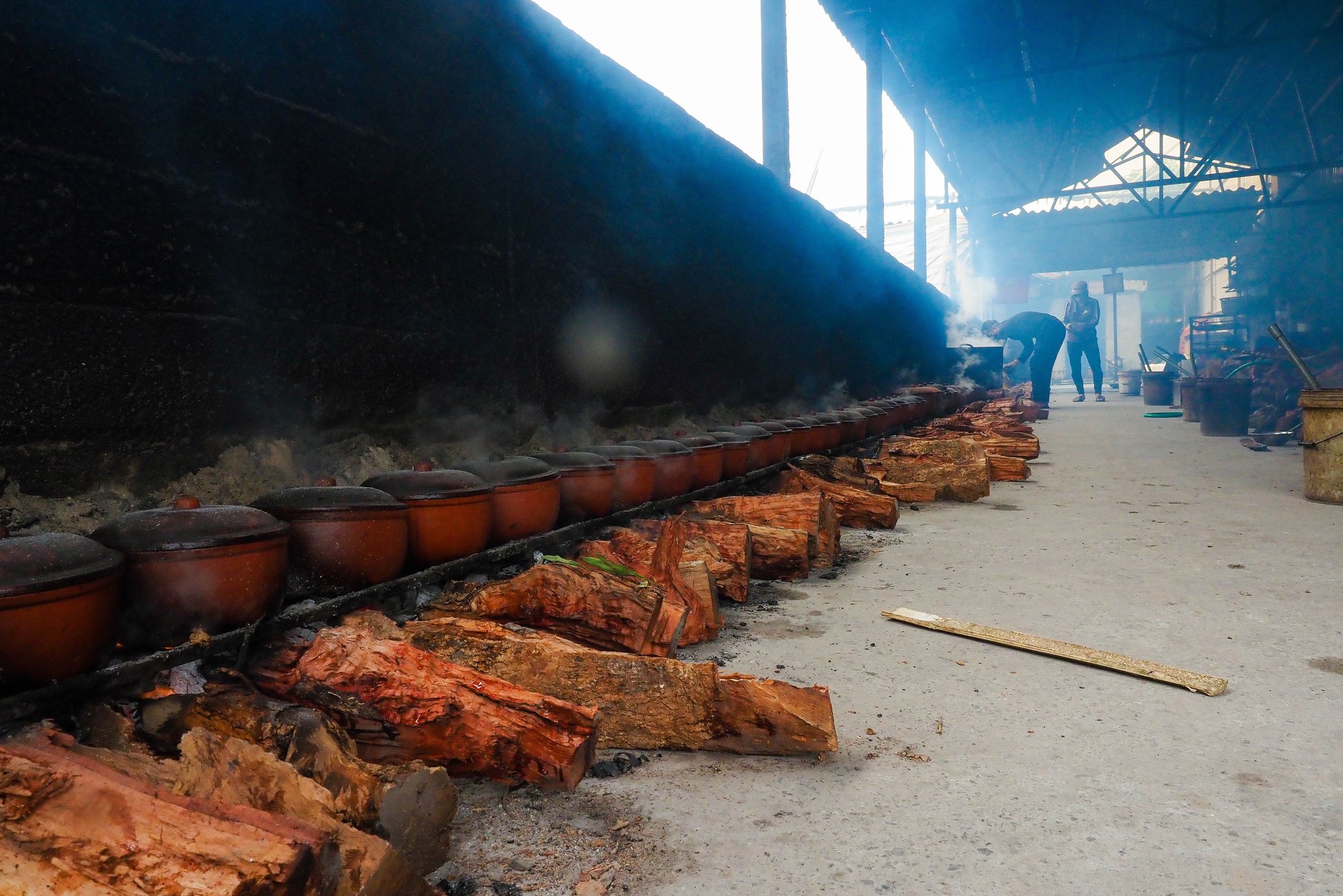 Làng Vũ Đại đỏ lửa xuyên đêm kho cá bạc triệu - Ảnh 10