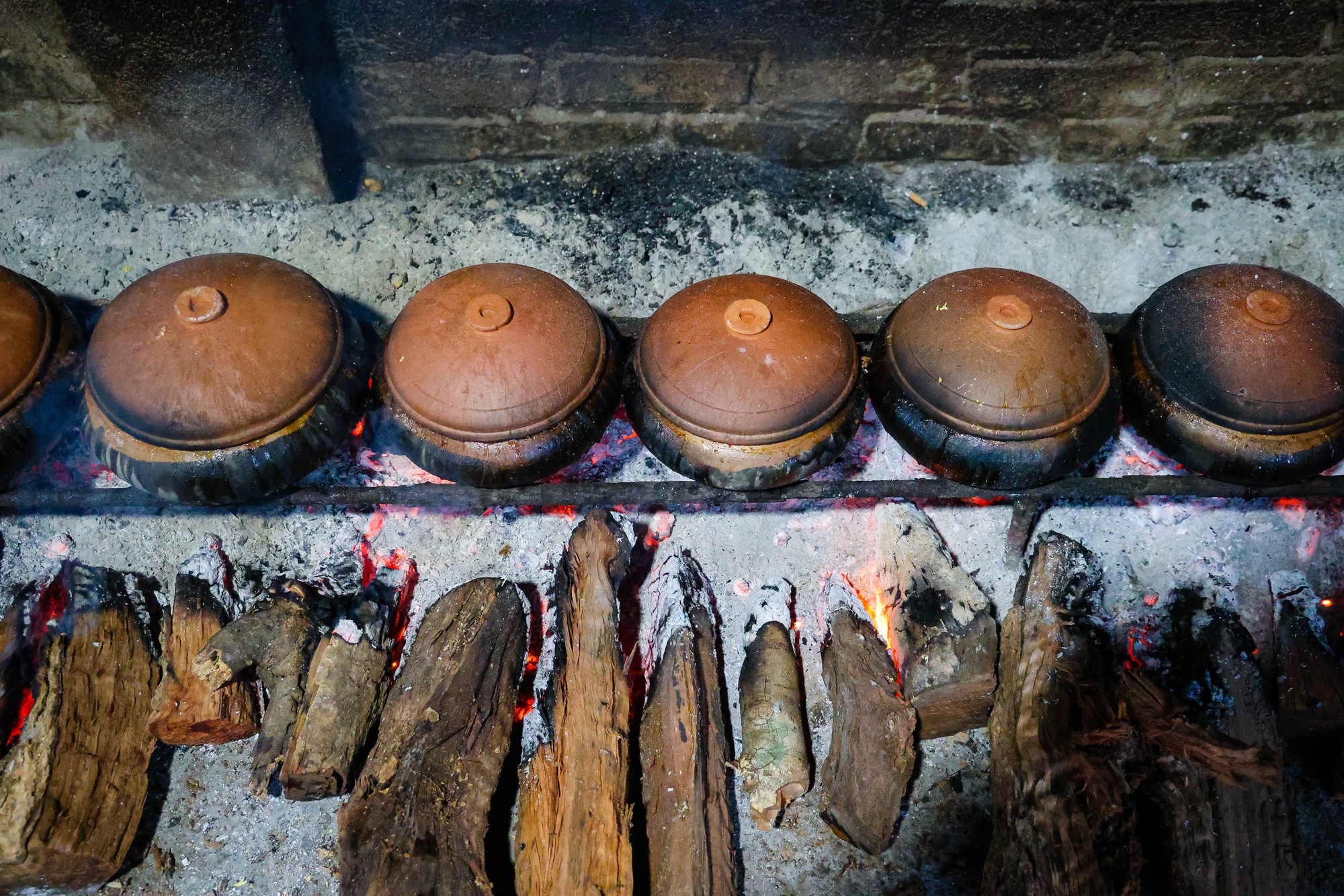 Làng Vũ Đại đỏ lửa xuyên đêm kho cá bạc triệu - Ảnh 13