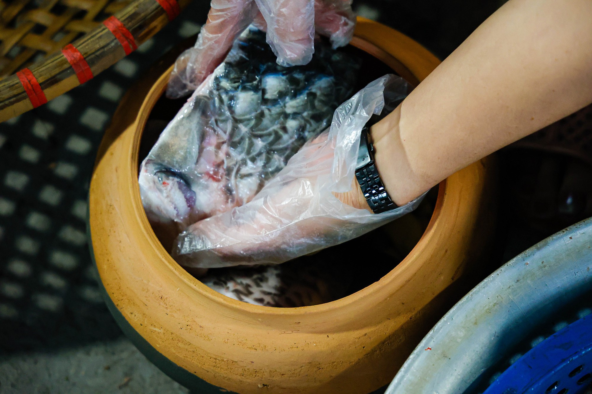 Làng Vũ Đại đỏ lửa xuyên đêm kho cá bạc triệu - Ảnh 8