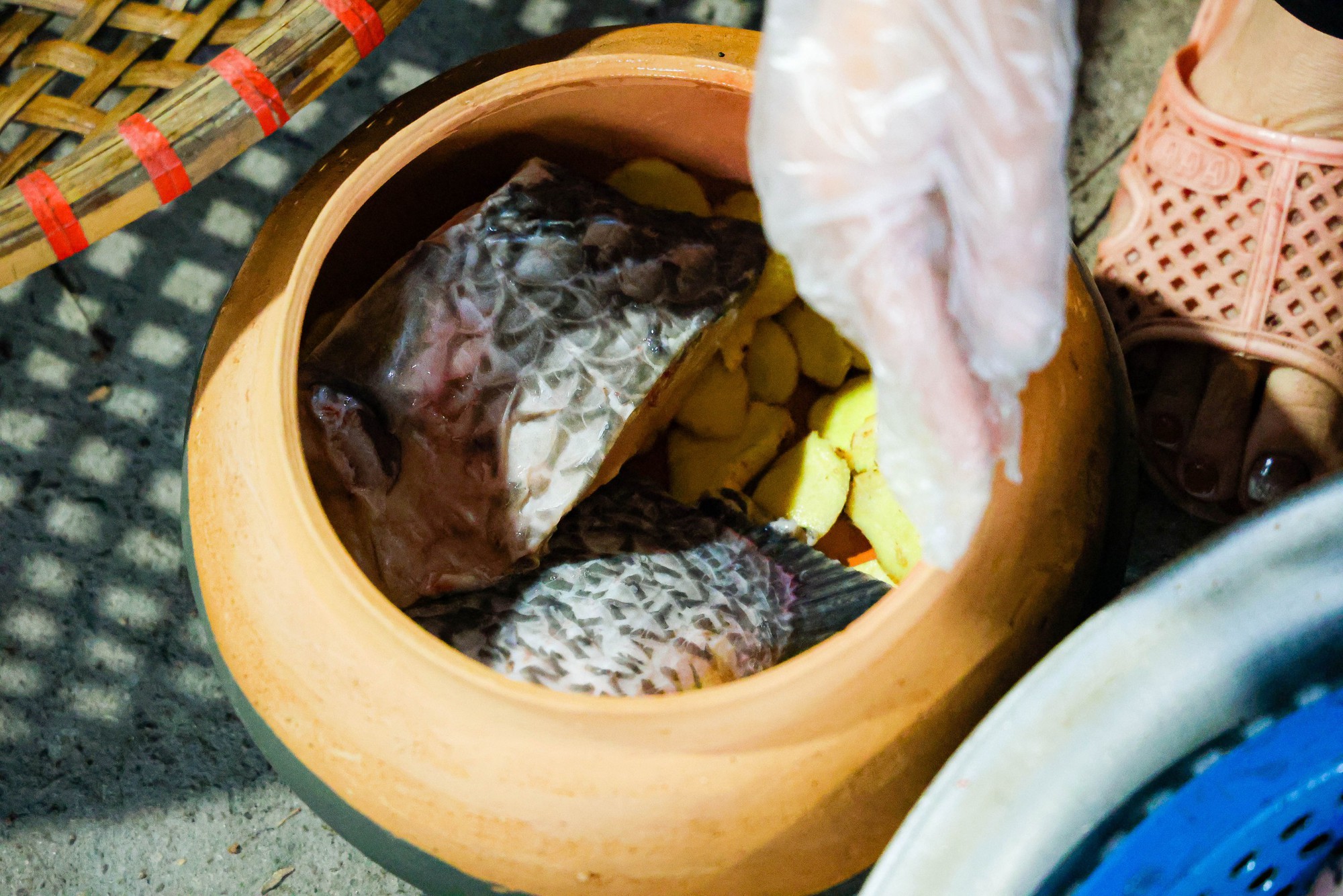 Làng Vũ Đại đỏ lửa xuyên đêm kho cá bạc triệu - Ảnh 9