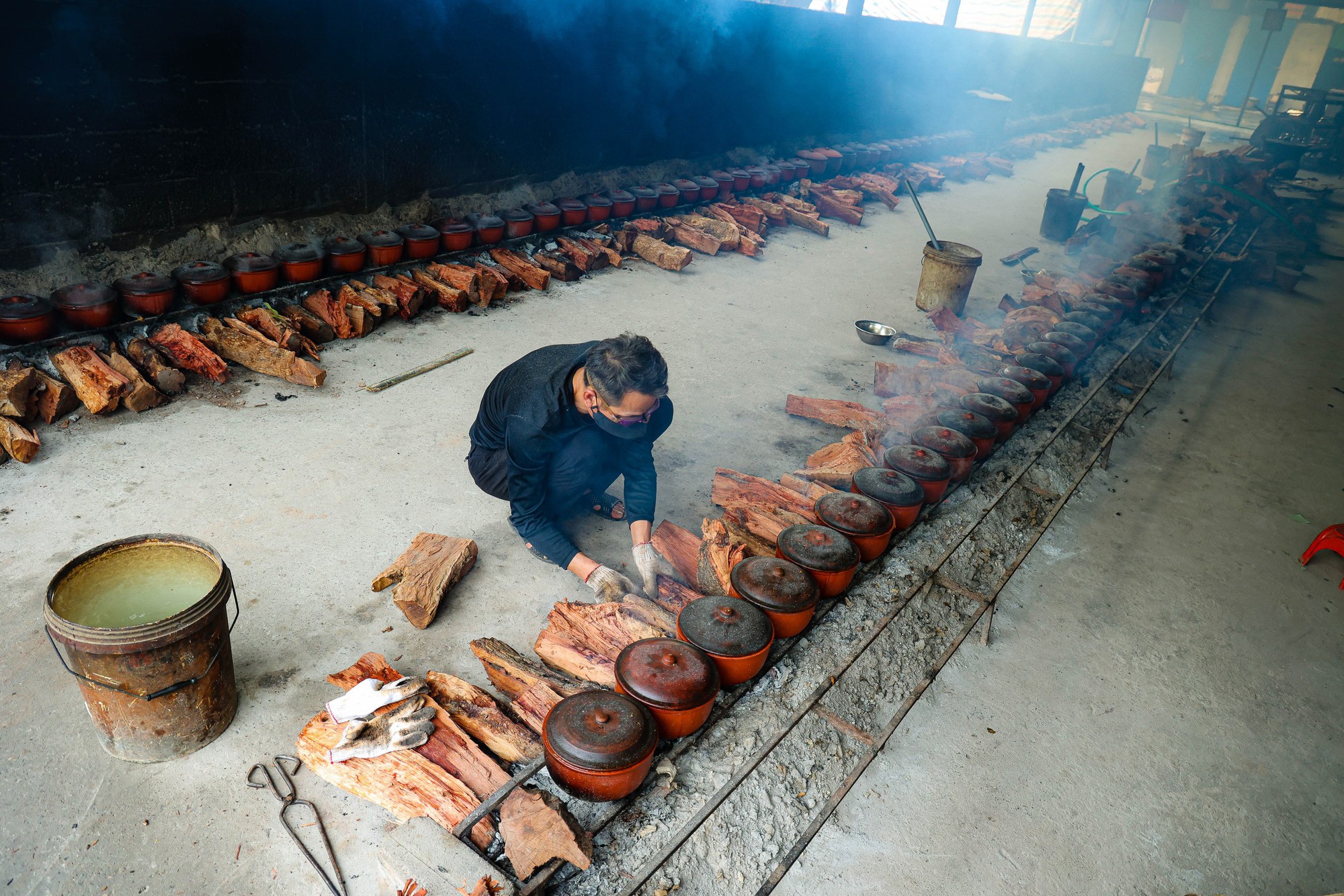 Làng Vũ Đại đỏ lửa xuyên đêm kho cá bạc triệu - Ảnh 1