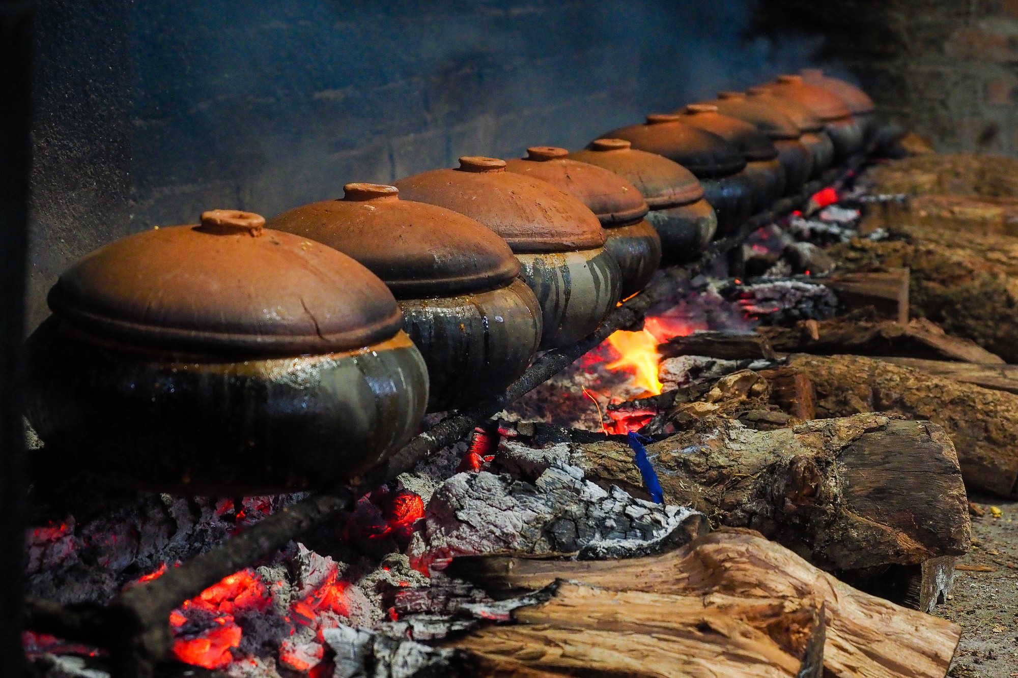 Làng Vũ Đại đỏ lửa xuyên đêm kho cá bạc triệu - Ảnh 11