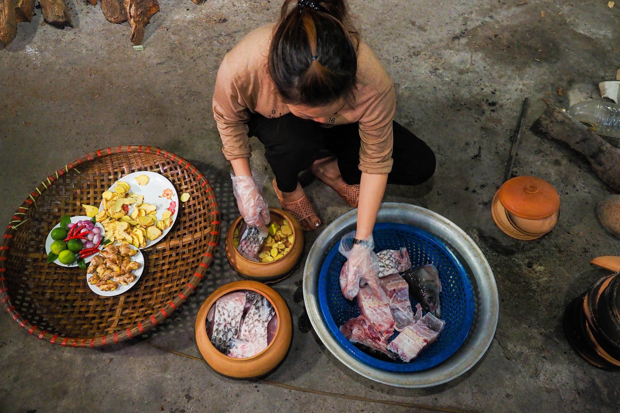 Làng Vũ Đại đỏ lửa xuyên đêm kho cá bạc triệu - Ảnh 7