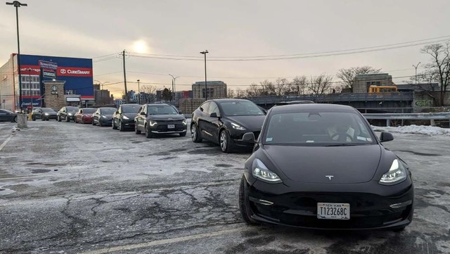 Xe Tesla gây ‘ám ảnh’: Tài xế xếp hàng 60 phút chờ tới lượt, sau đó đợi sạc thêm 1 tiếng, còn mất phí dừng đỗ - Ảnh 1
