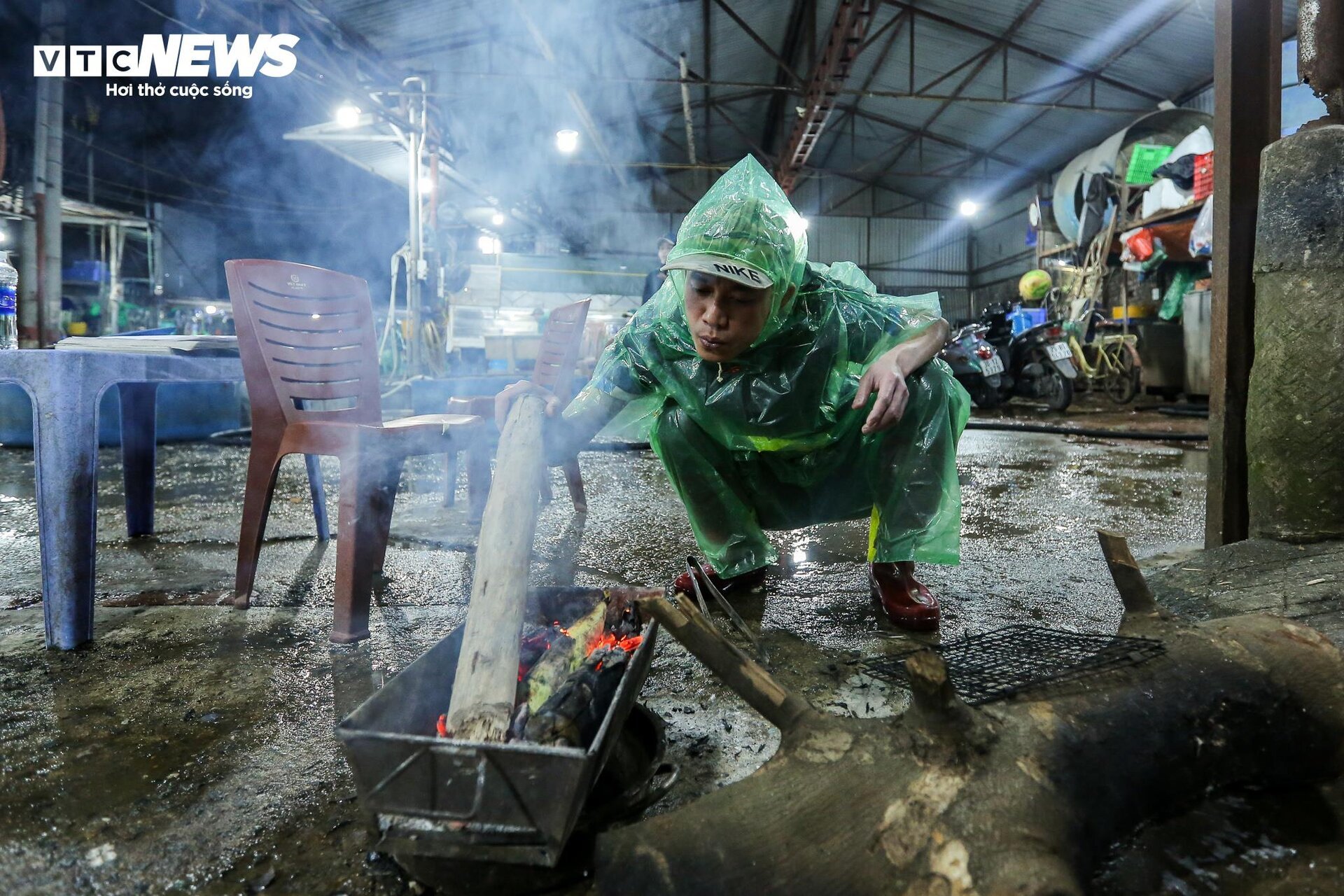 Những bàn tay khiêng đá, bắt cá mưu sinh trong giá rét 9 độ C ở Hà Nội - Ảnh 23