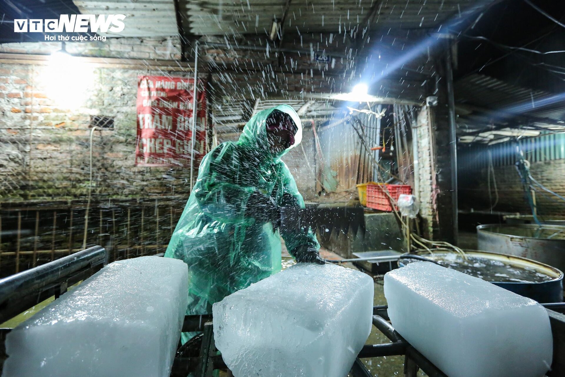 Những bàn tay khiêng đá, bắt cá mưu sinh trong giá rét 9 độ C ở Hà Nội - Ảnh 16