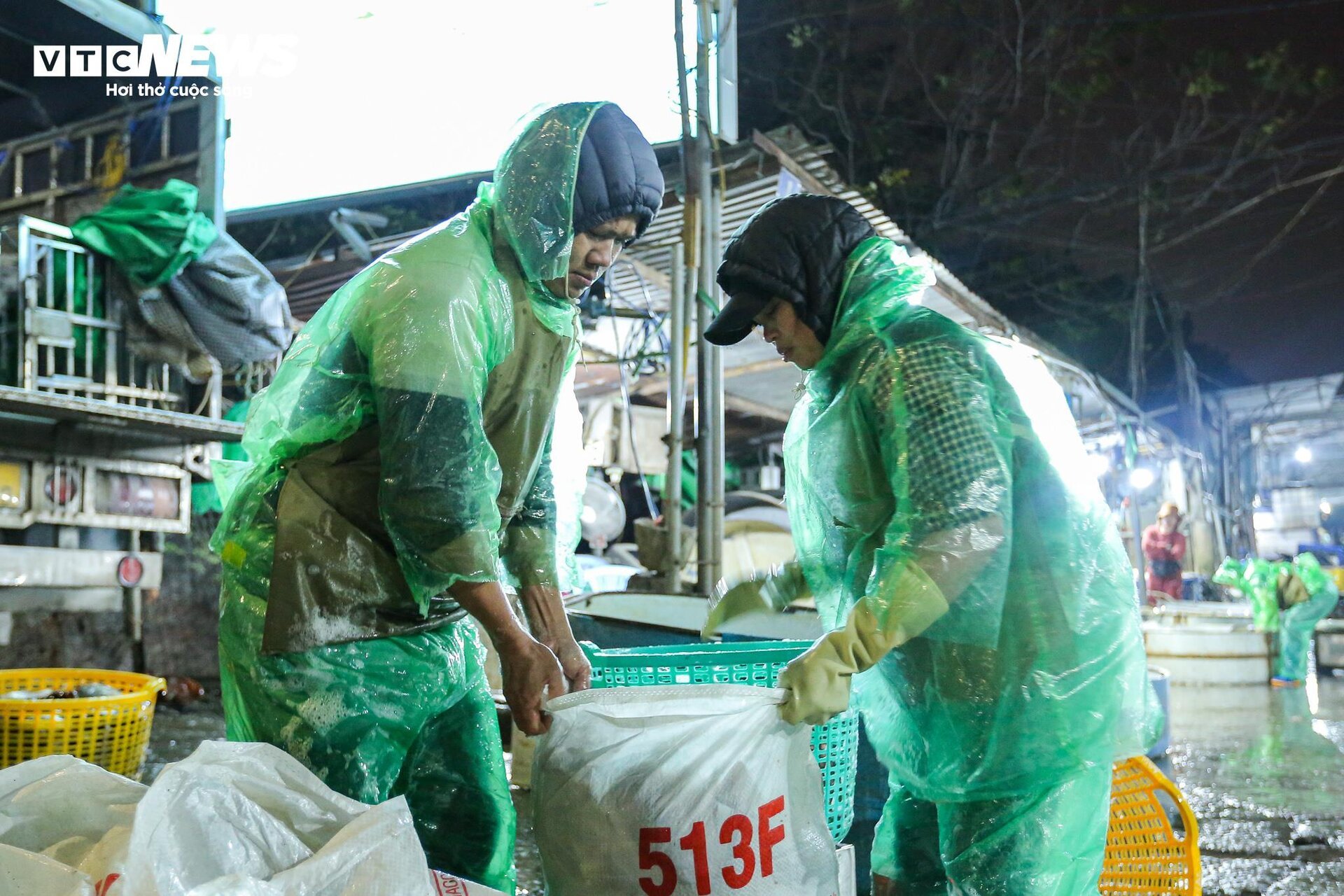 Những bàn tay khiêng đá, bắt cá mưu sinh trong giá rét 9 độ C ở Hà Nội - Ảnh 13