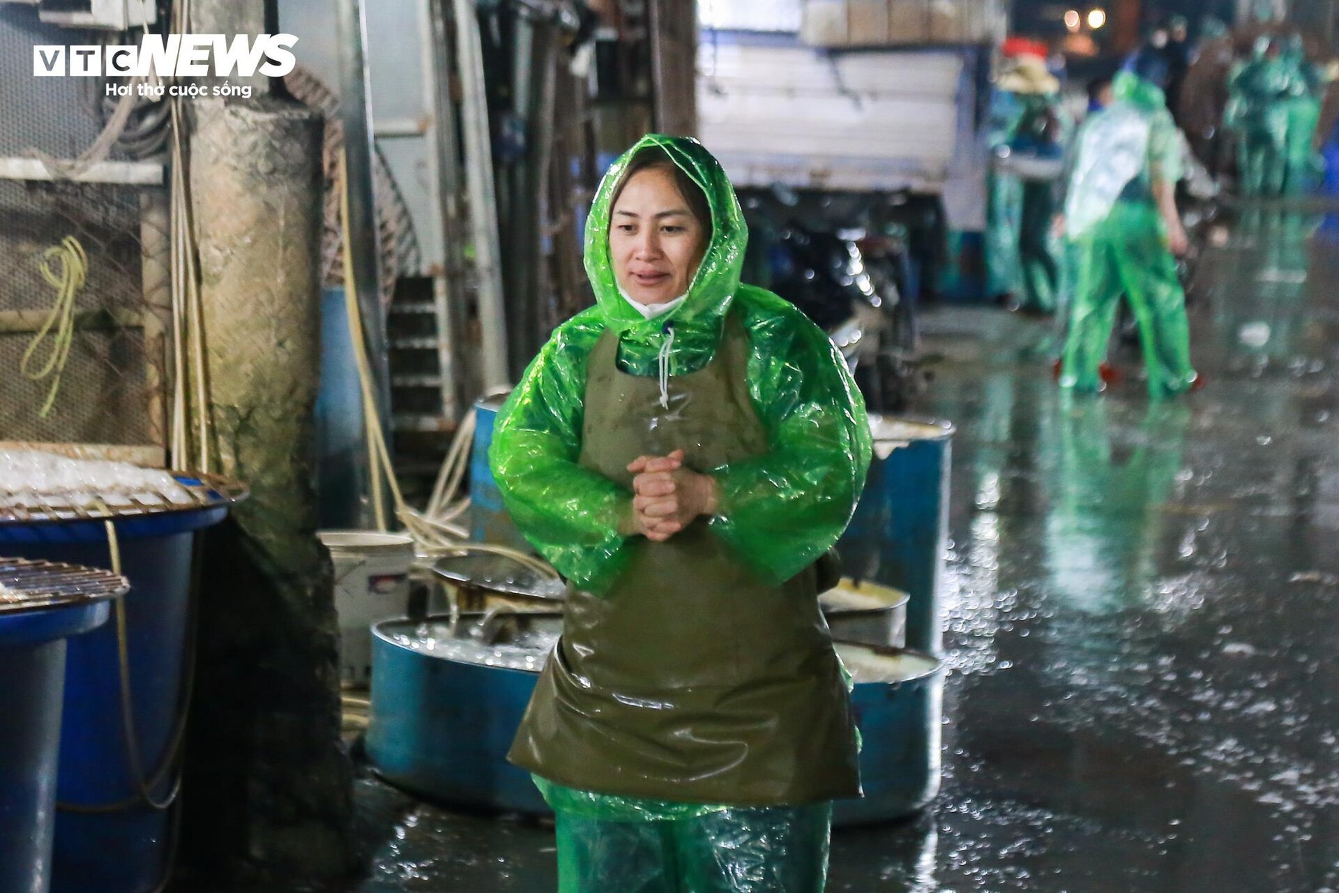 Những bàn tay khiêng đá, bắt cá mưu sinh trong giá rét 9 độ C ở Hà Nội - Ảnh 24