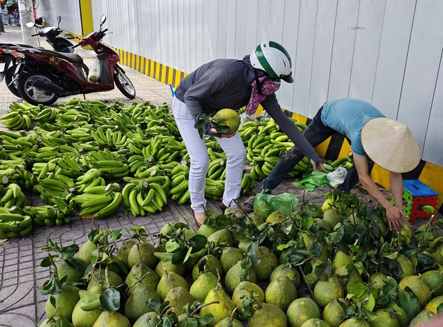 Chuối xuất khẩu lại dội chợ, đổ ra lề đường - Ảnh 3