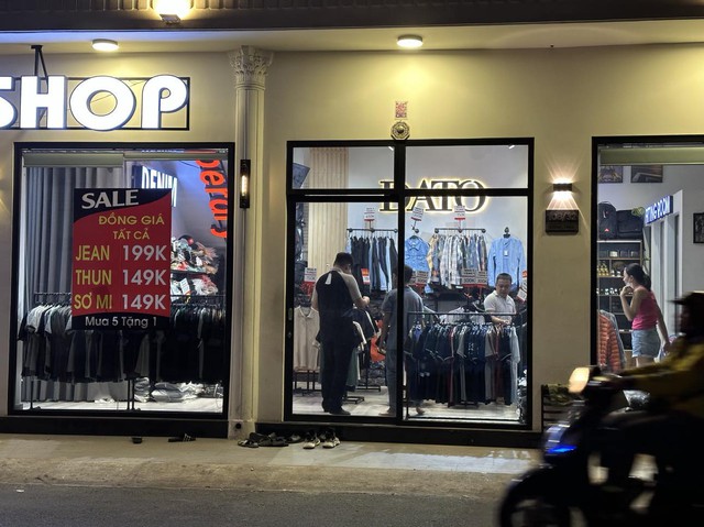 10 ngày nữa tới Tết, chủ shop TP HCM dùng đủ chiêu hút khách nhưng vẫn than thở: Khách đâu cả rồi? - Ảnh 3