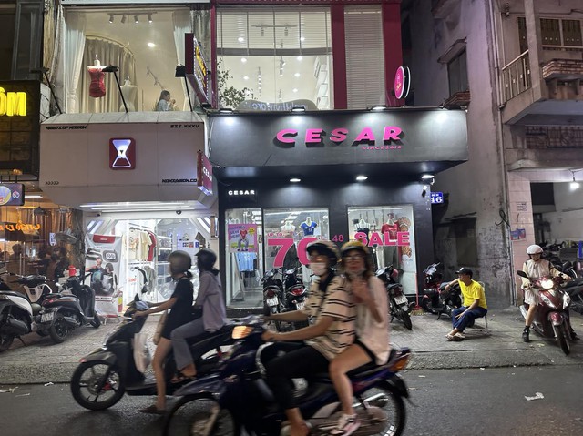 10 ngày nữa tới Tết, chủ shop TP HCM dùng đủ chiêu hút khách nhưng vẫn than thở: Khách đâu cả rồi? - Ảnh 2