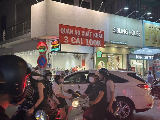 10 ngày nữa tới Tết, chủ shop TP HCM dùng đủ chiêu hút khách nhưng vẫn than thở: Khách đâu cả rồi? - Ảnh 1